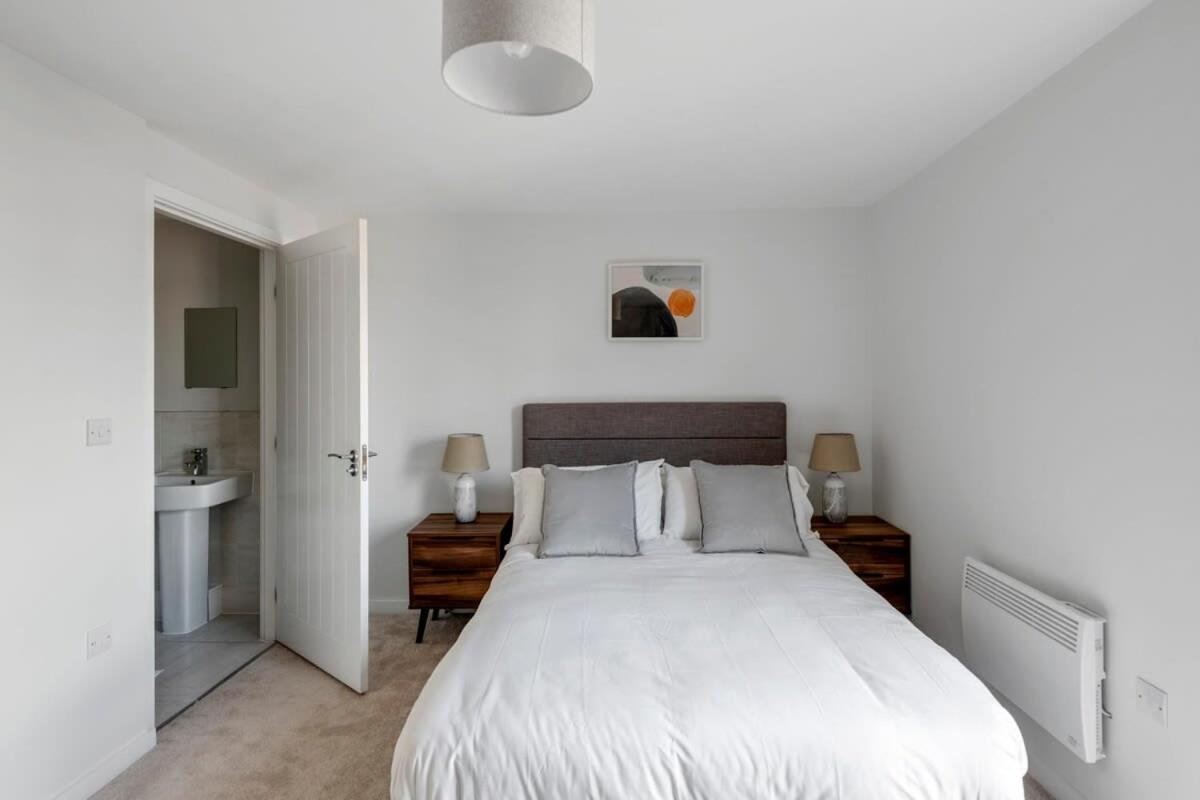 Spacious 1 Bedroom Apartment In A Converted Mill Leeds  Bagian luar foto