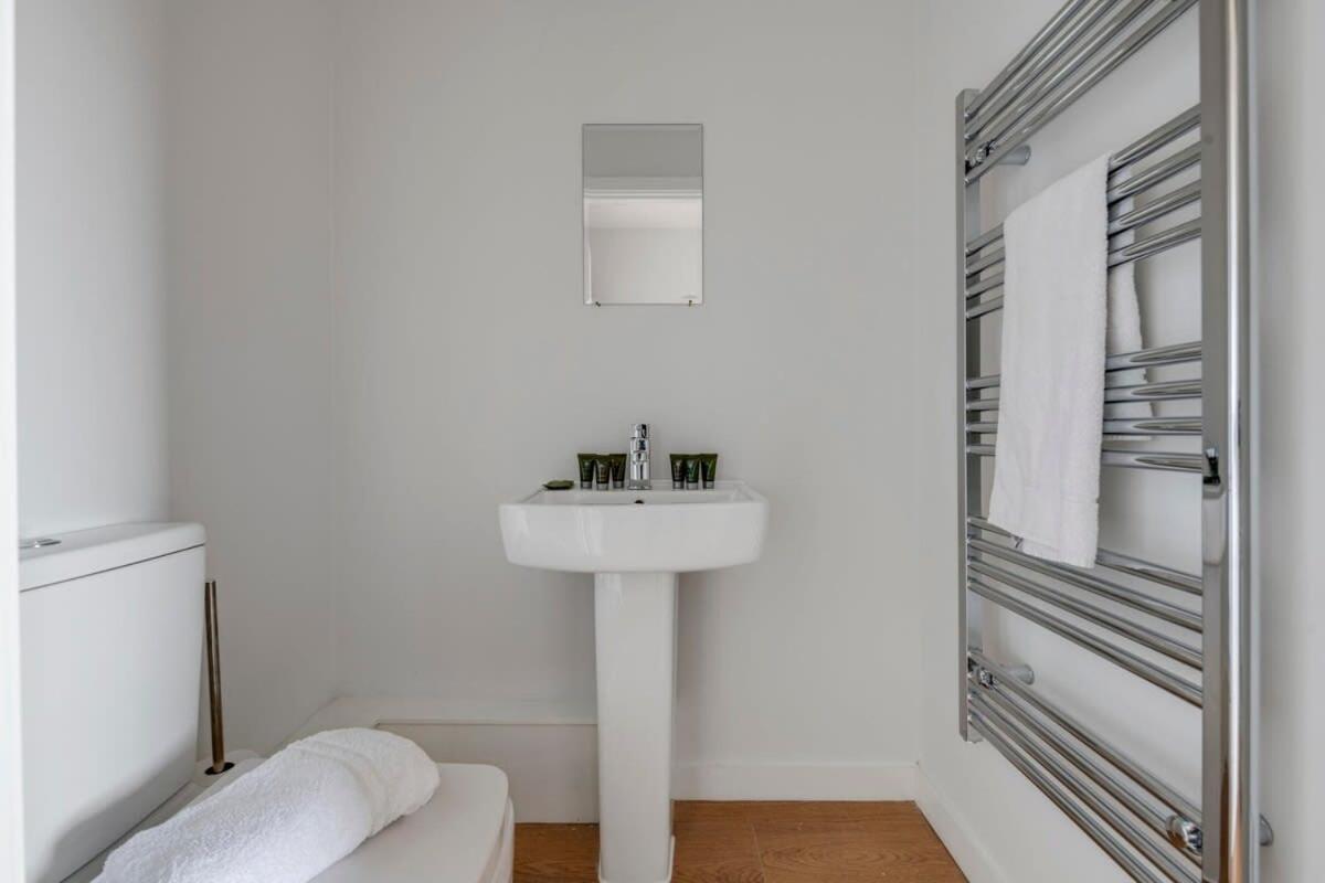 Spacious 1 Bedroom Apartment In A Converted Mill Leeds  Bagian luar foto