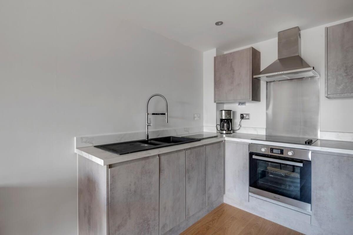 Spacious 1 Bedroom Apartment In A Converted Mill Leeds  Bagian luar foto