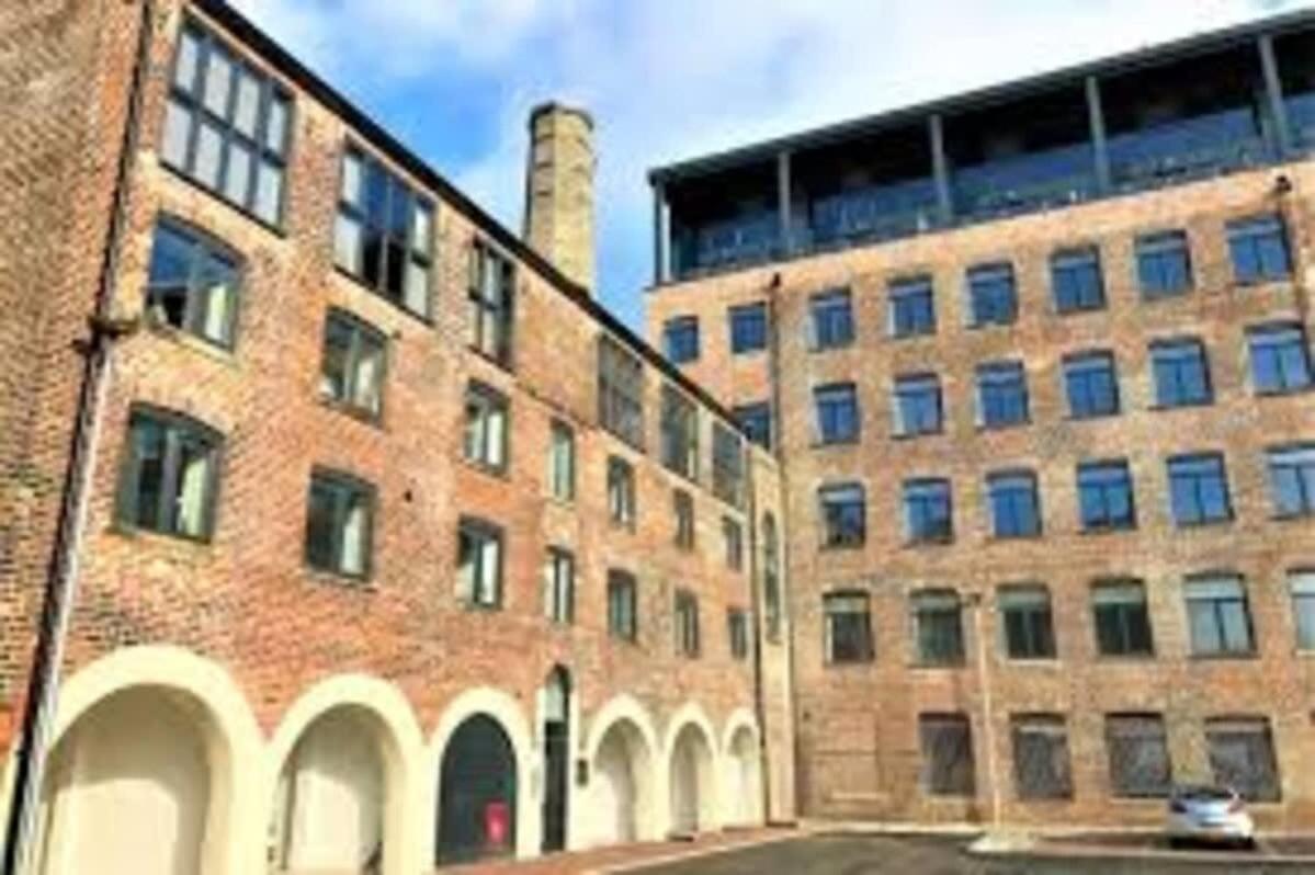 Spacious 1 Bedroom Apartment In A Converted Mill Leeds  Bagian luar foto