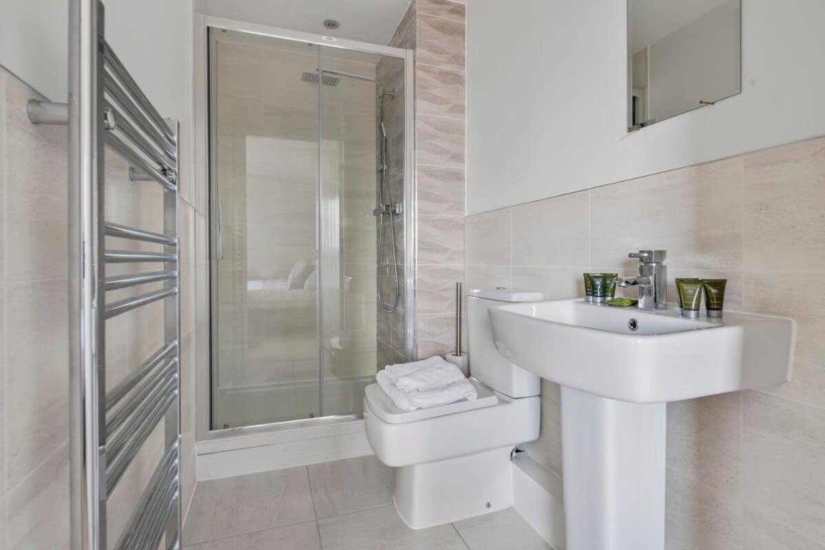 Spacious 1 Bedroom Apartment In A Converted Mill Leeds  Bagian luar foto