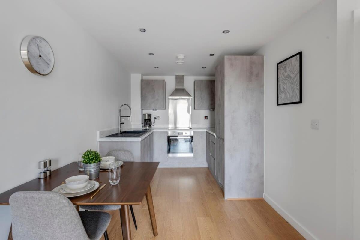 Spacious 1 Bedroom Apartment In A Converted Mill Leeds  Bagian luar foto